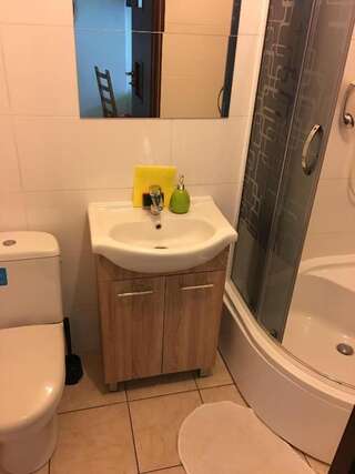 Хостелы AVATAR noclegi Radom Радом Трехместный номер с собственной ванной комнатой-2