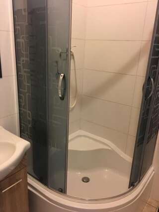 Хостелы AVATAR noclegi Radom Радом Трехместный номер с собственной ванной комнатой-3